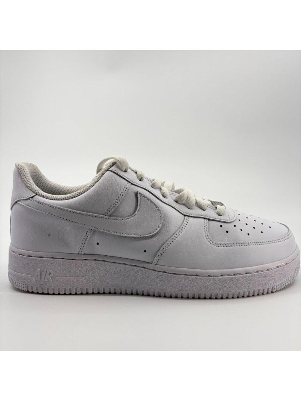 Nike Air Force 1 '07 Low Mens Size 10.5 White Athletic Lifestyle Shoes Sneakers